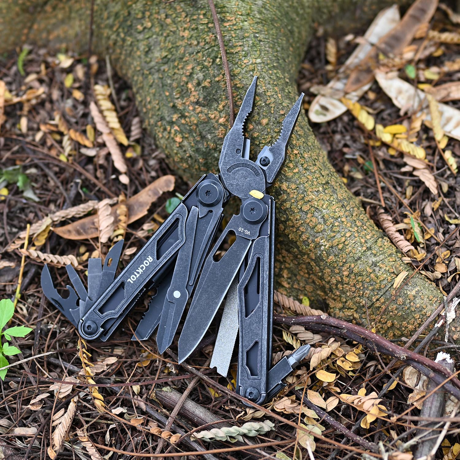 ROCKTOL 29-in-1 multitool during quick DIY fixes.
