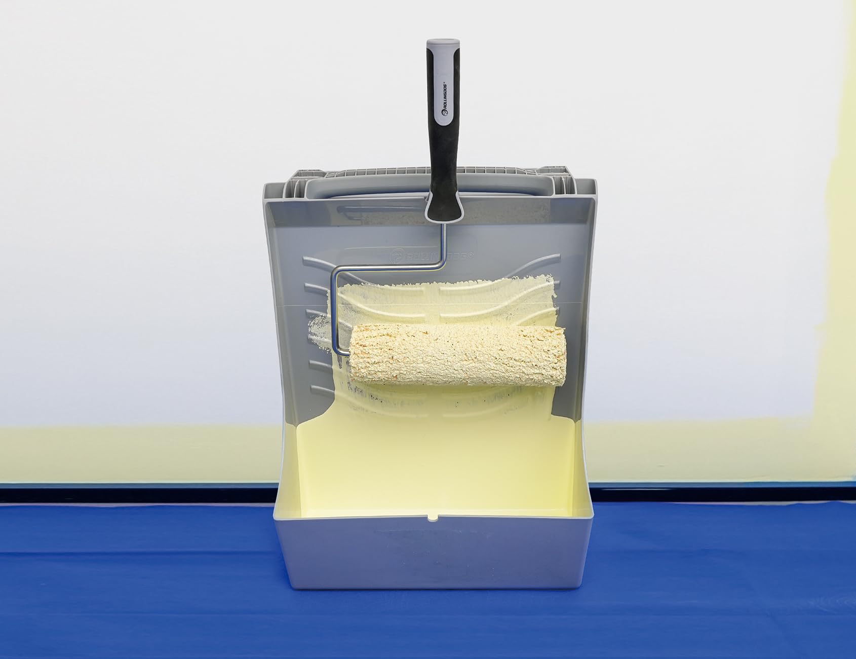 ROLLINGDOG deep reservoir holding up to 3L of paint on tray.