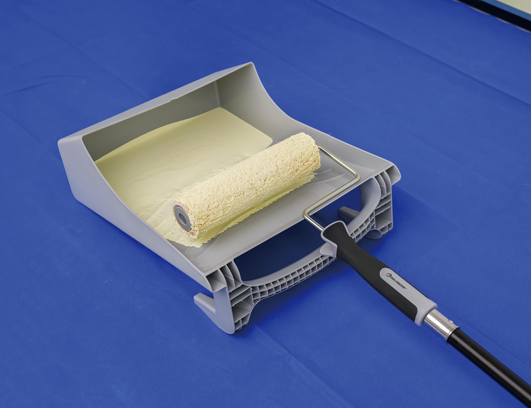 ROLLINGDOG tray with reinforced legs for stable on-site use.