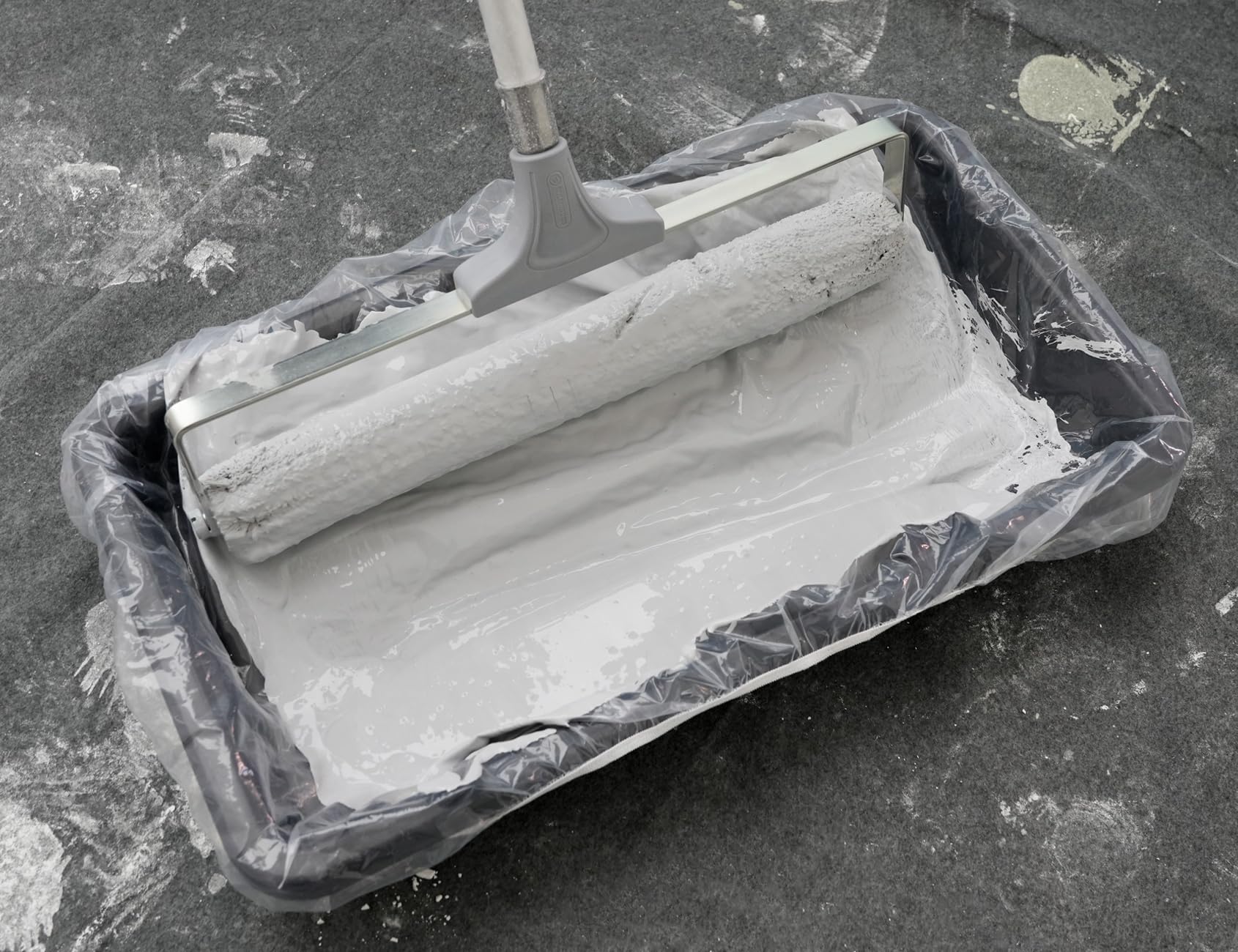 ROLLINGDOG works with water-based and oil-based paints for versatile projects.