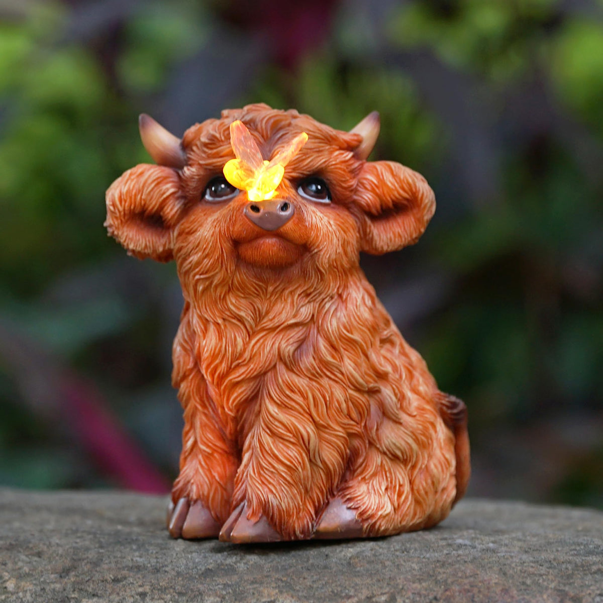 Roundot Highland Cow solar light statue lights outdoor spaces at dusk