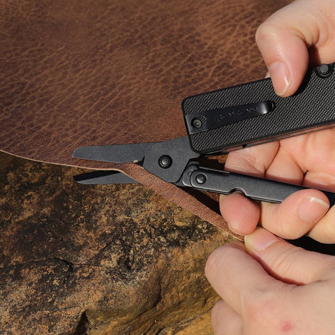Roxon KS2E Noir Elite pocket clip keeps it secure during hikes