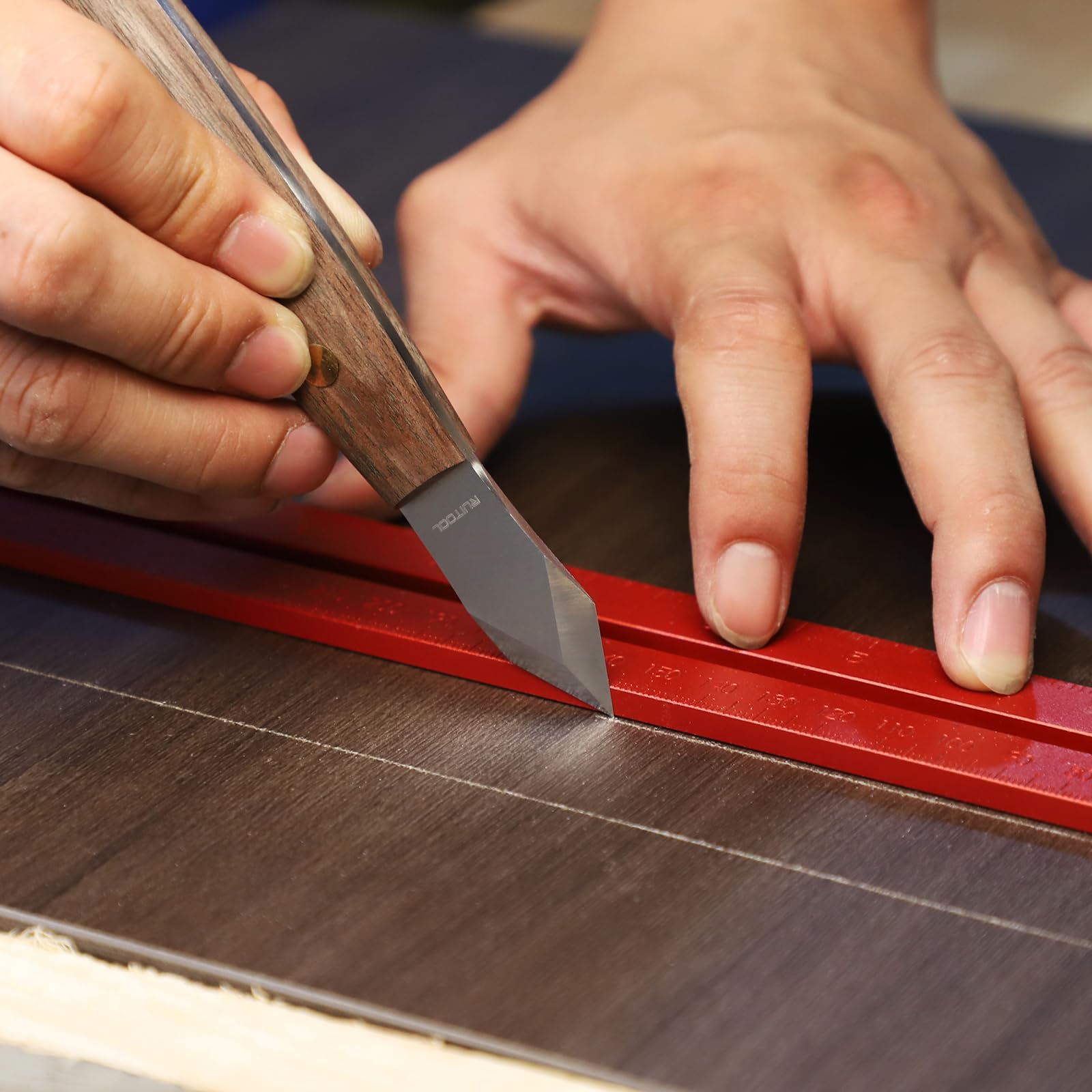 RUITOOL marking knife featuring a wooden ergonomic handle for comfort.