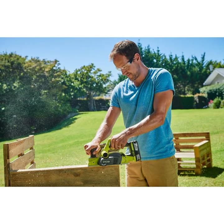 RYOBI P611 dual-edged blades ensure versatile, precise shavings.