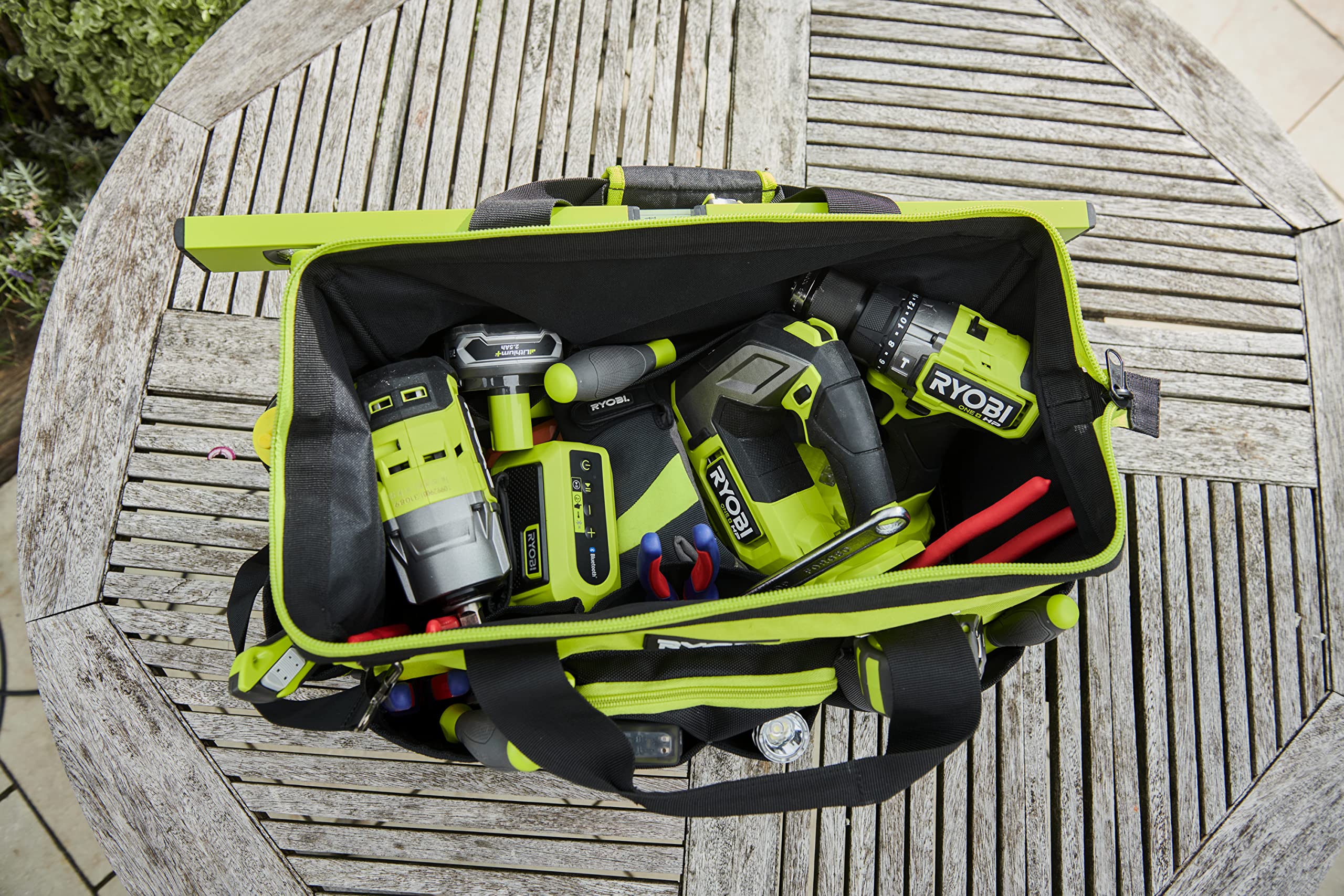 Ryobi RSSMTB1 18 pockets and tape holder optimize field organization.