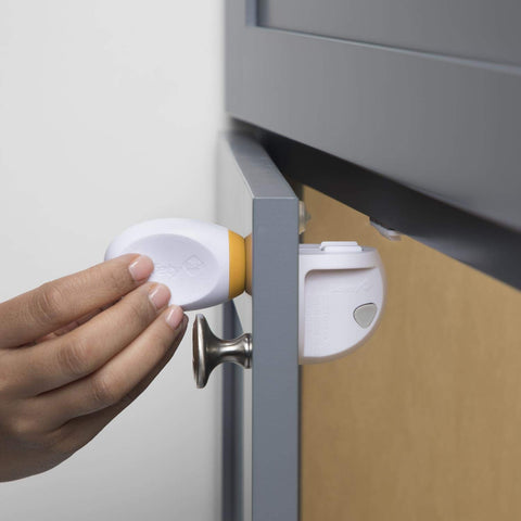 Push-button disengage feature on Safety 1st lock