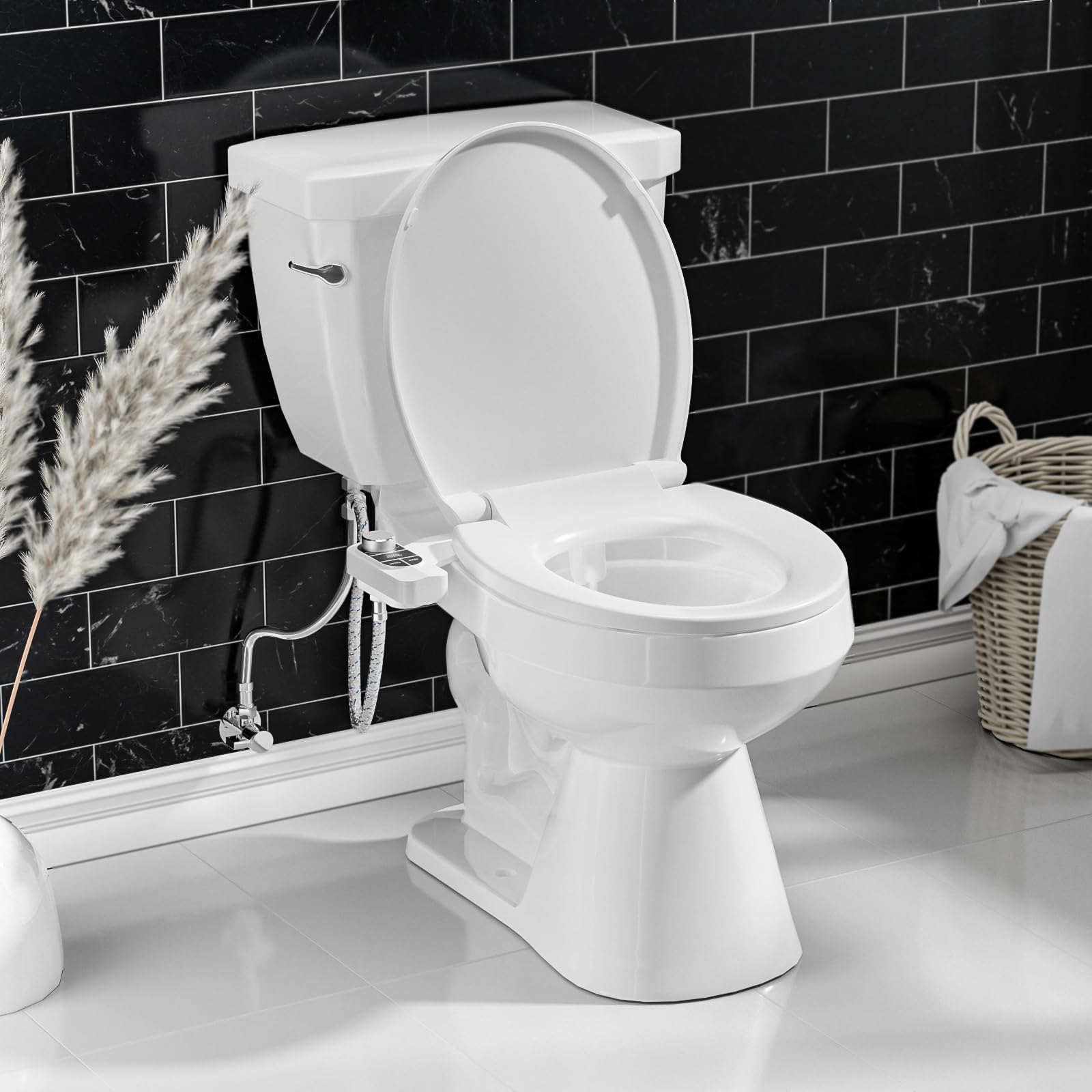 SAMODRA bidet fits concave toilet seats, preserving natural seating while cleaning.