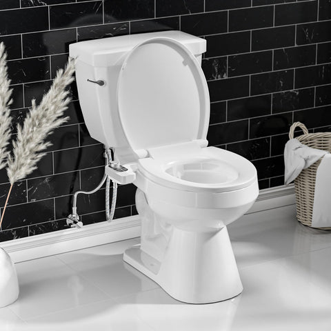 SAMODRA bidet fits concave toilet seats, preserving natural seating while cleaning.