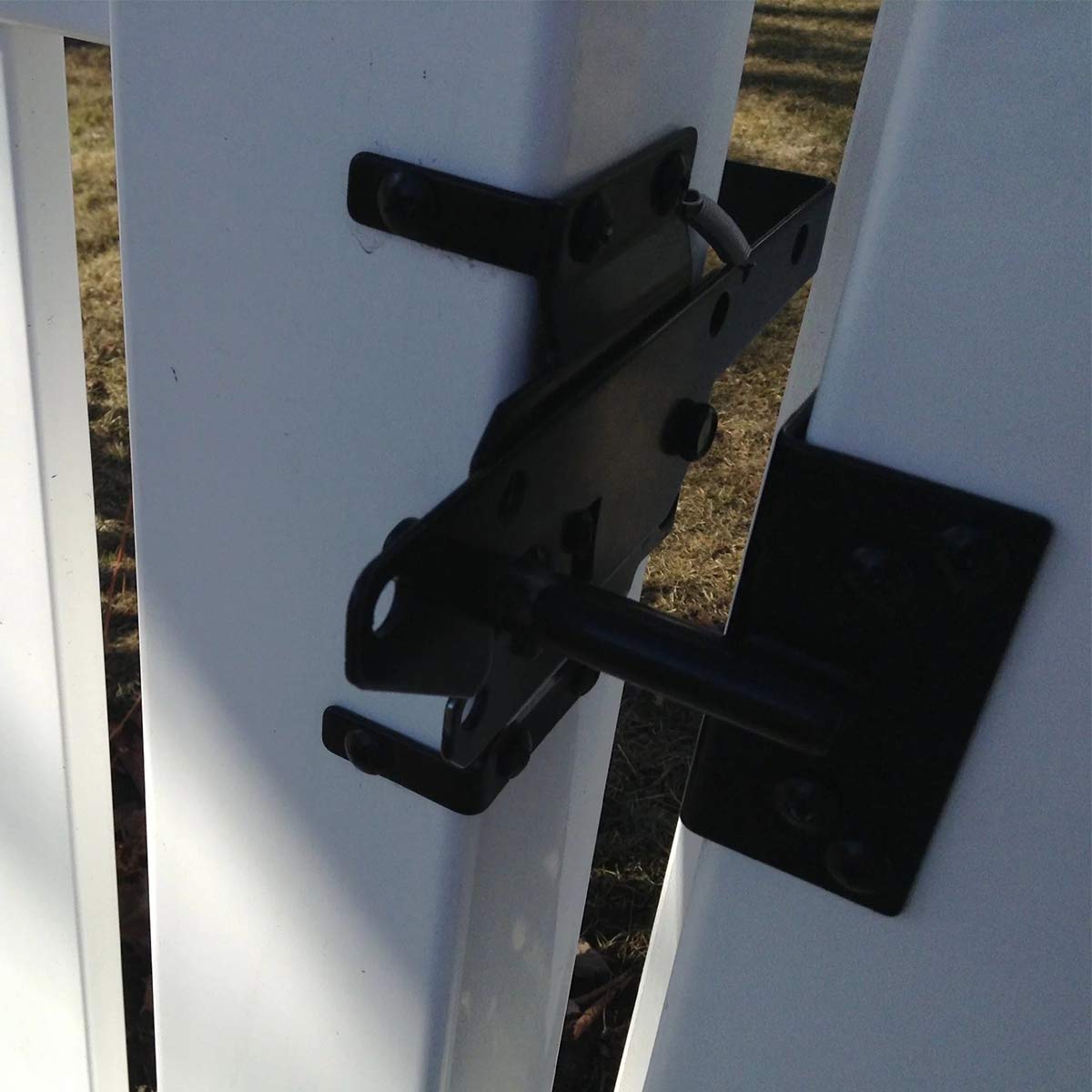 SANKINS black steel fencing latch combines durability with clean aesthetics