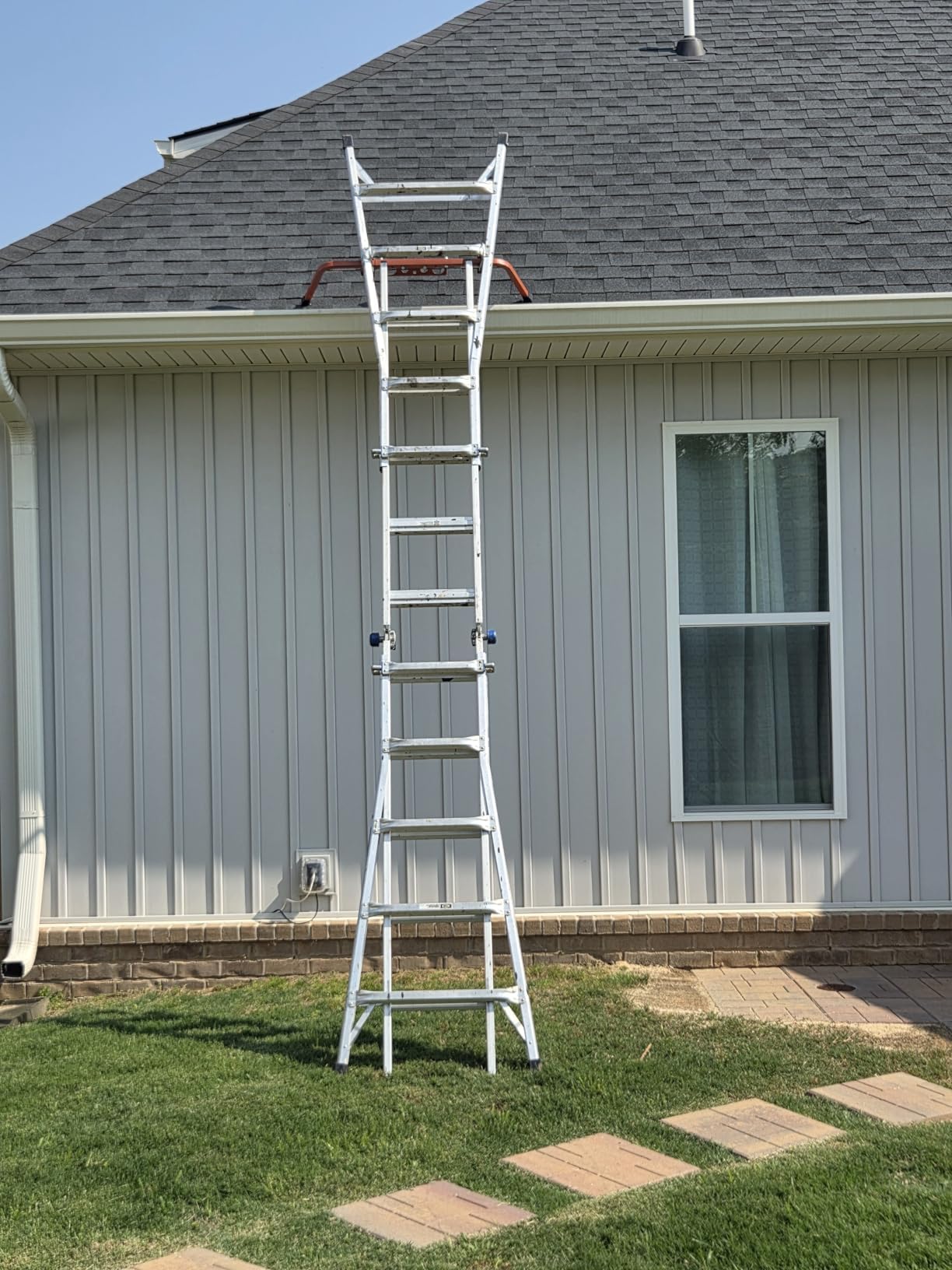 Scoopify Ladder Stabilizer includes lifetime warranty for lasting performance.
