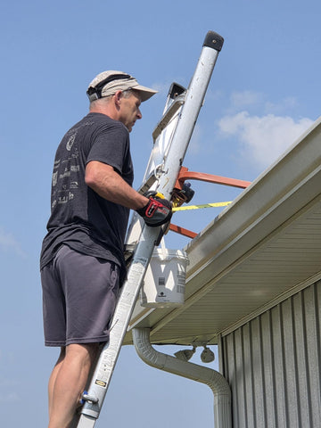 Scoopify Triple-lock security prevents wobble on steep roofs.