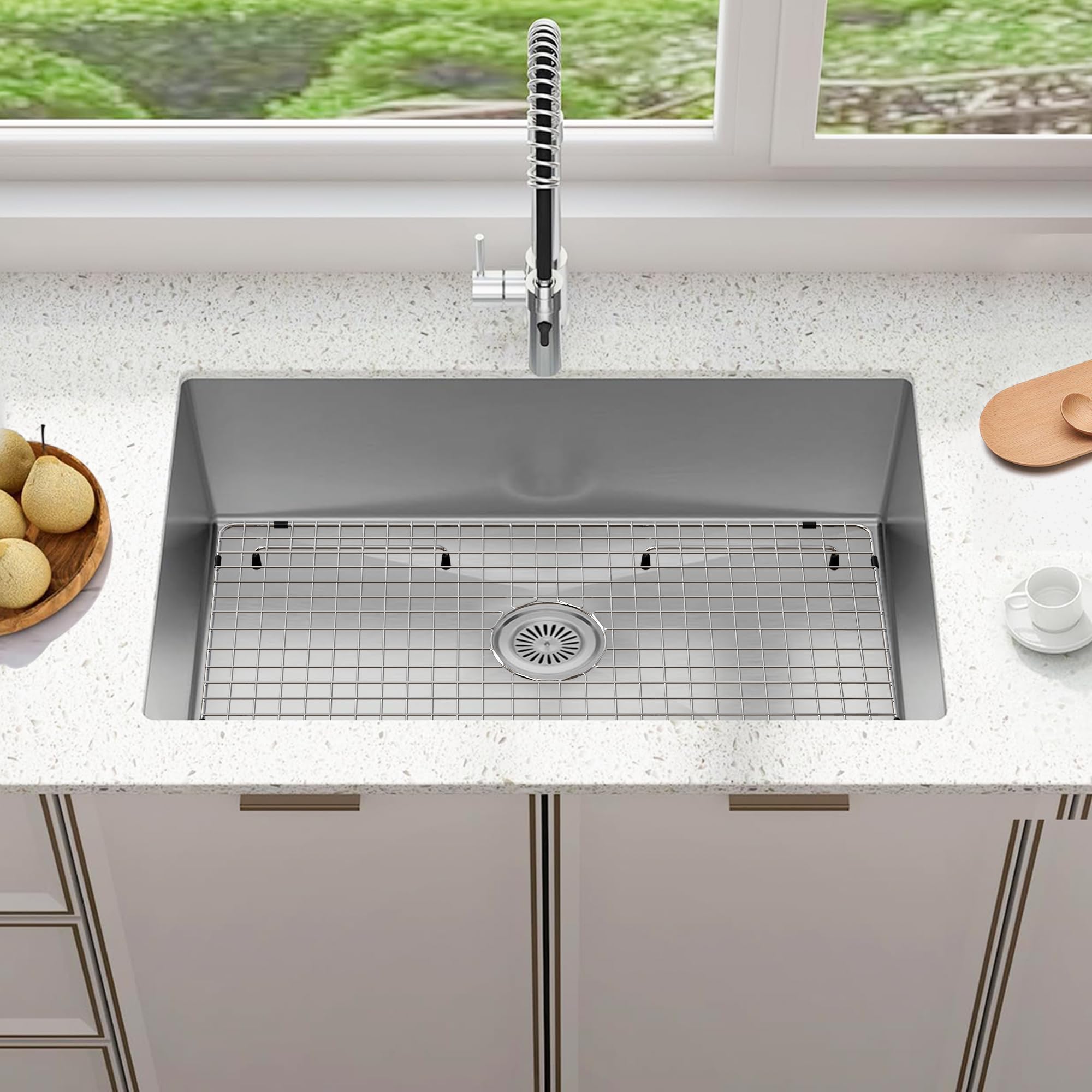 SettleDown grid fits broad single-bowl sink styles for flexible installation.