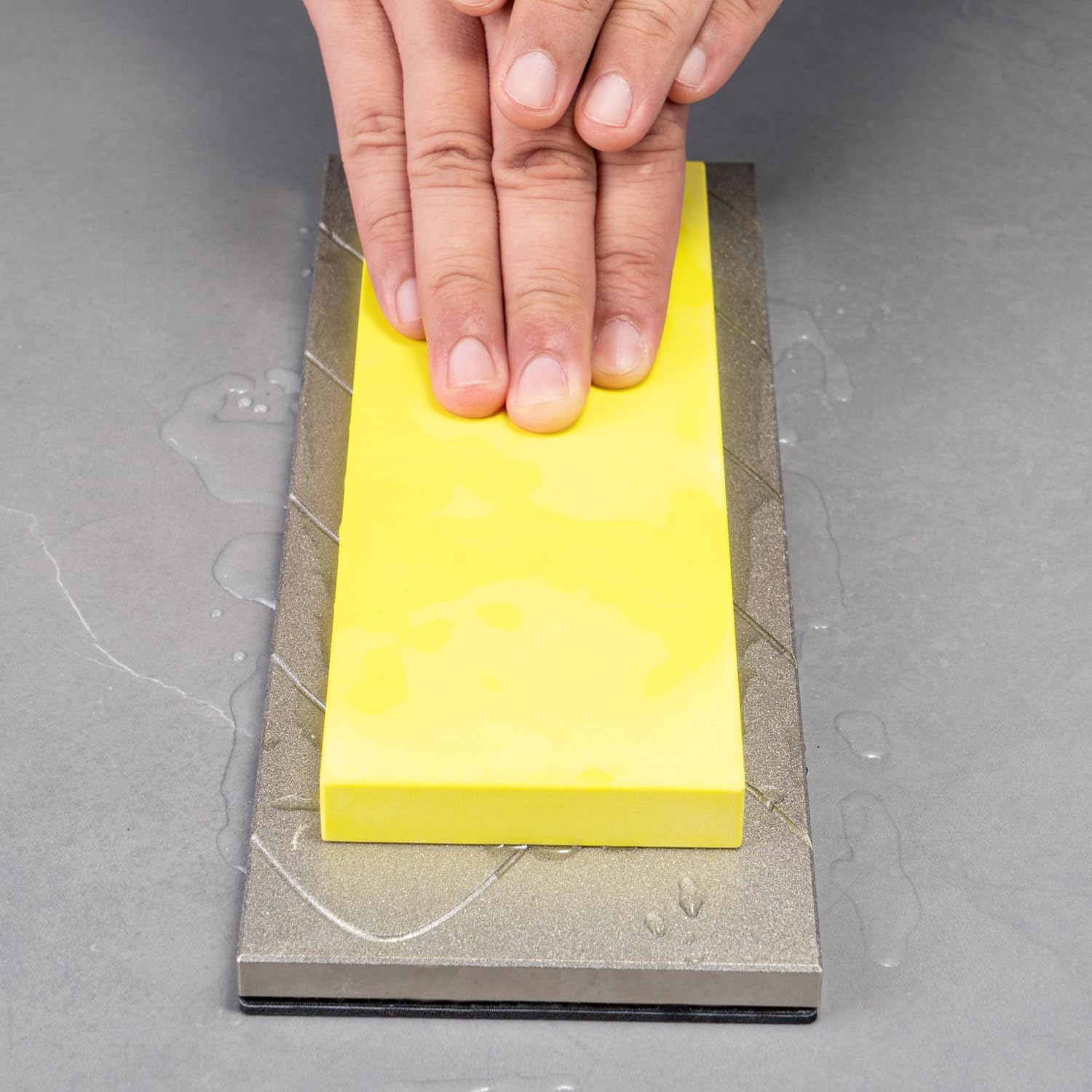 SHARPAL 145H anti-slip base provides stable, safe use while sharpening.