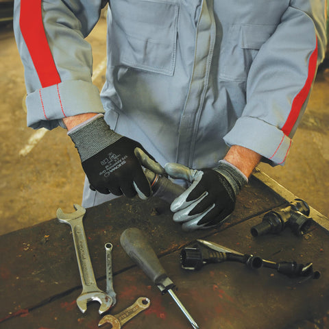 SHOWA Atlas 370 pack demonstrating consistent grip for multiple users.