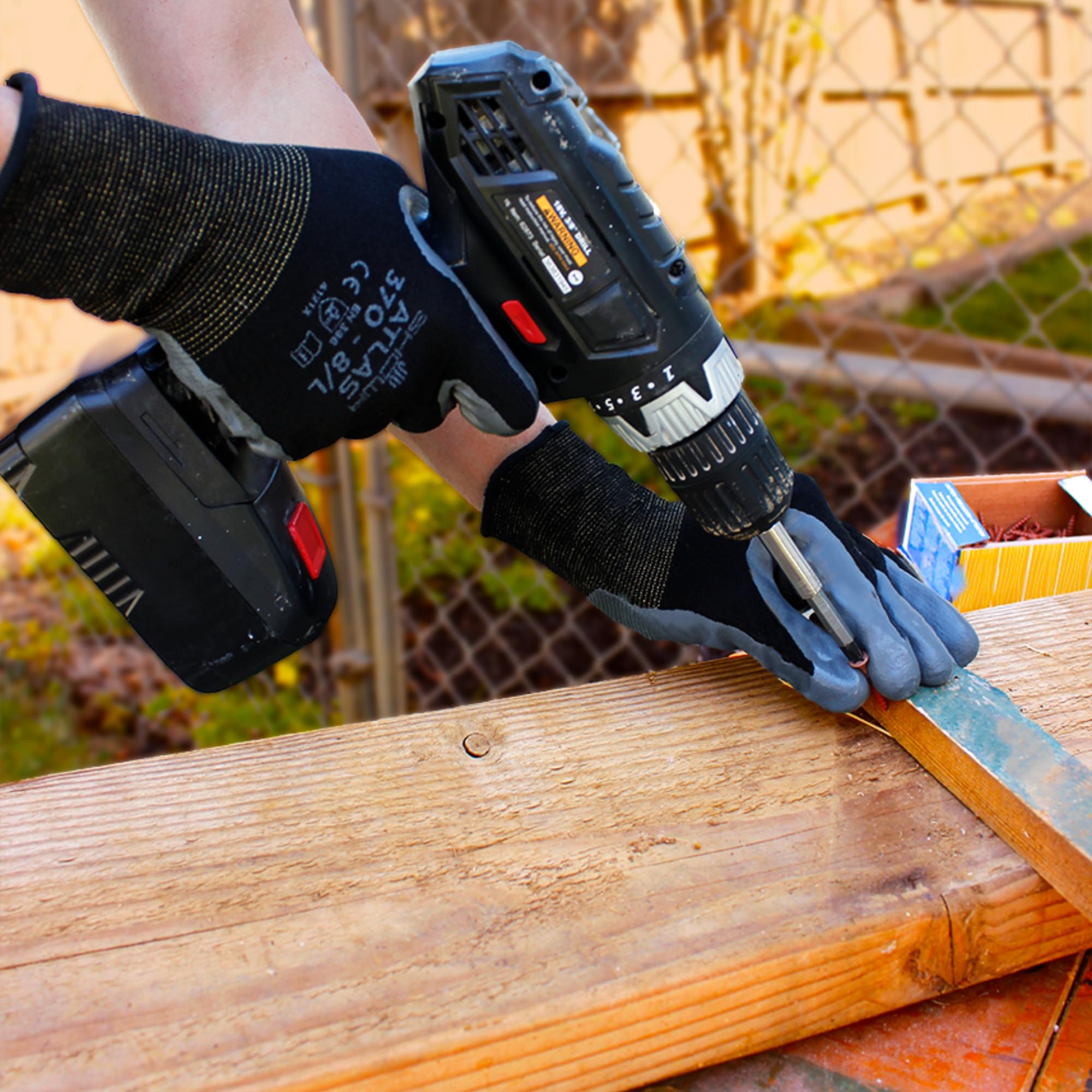 SHOWA Atlas 370 seamless liner for smooth wear and reduced snag during use.
