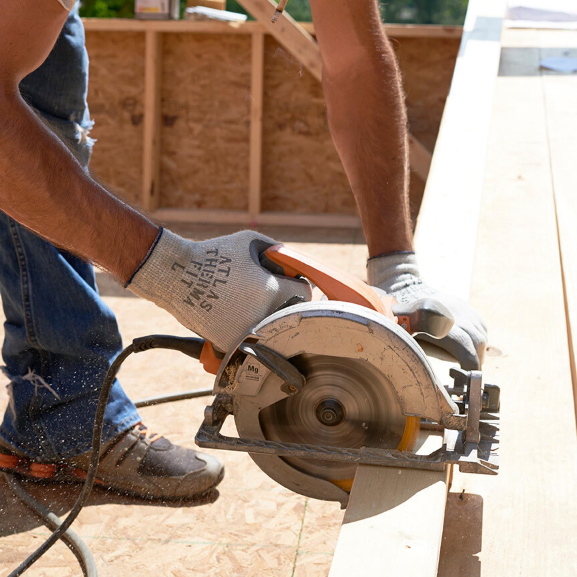 SHOWA Atlas 451 rough grip texture enhances grip in slippery environments