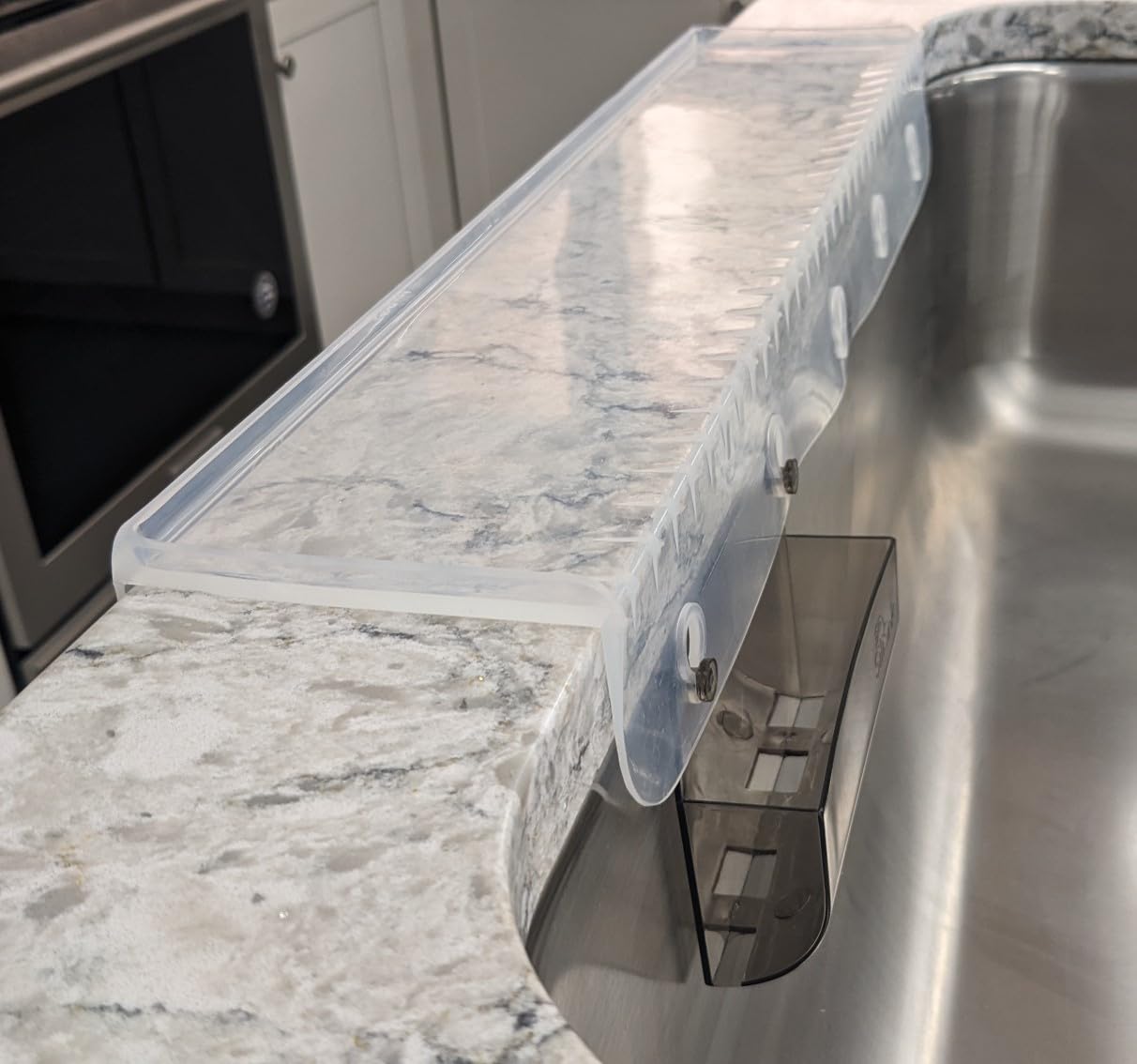 SiliSink XL cushions delicate dishes from impact during washing