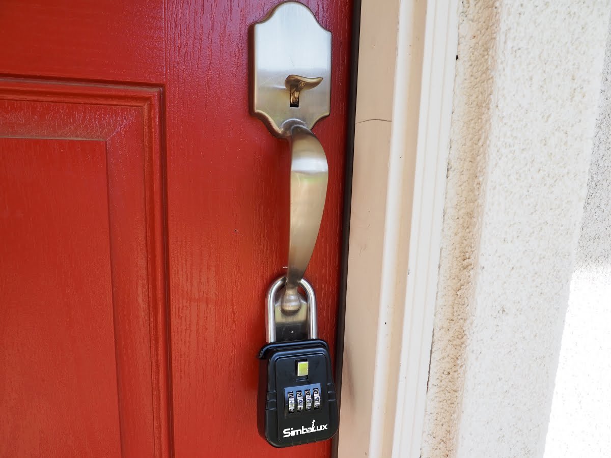 Simbalux Combo Realtor Lockbox shows easy code reset for temporary access.