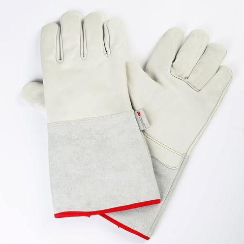 Sindayo gloves provide improved grip and dexterity for precise cryogenic tasks.