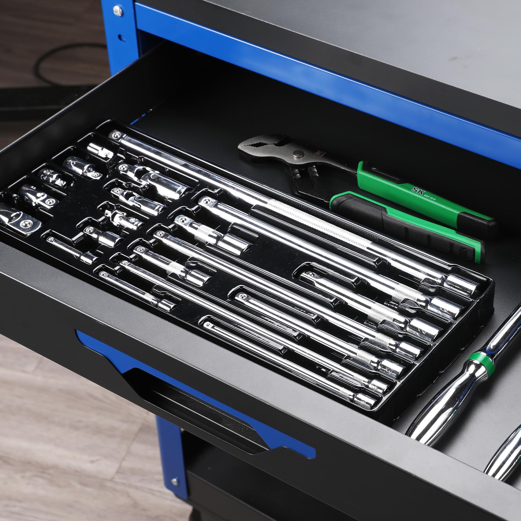 SK 20-piece adapter (1/2F-3/4M) enables larger sockets in one kit.