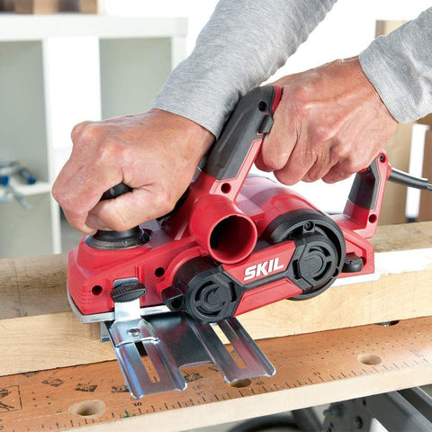 SKIL PL201201 kickstand protects the finish while planing.