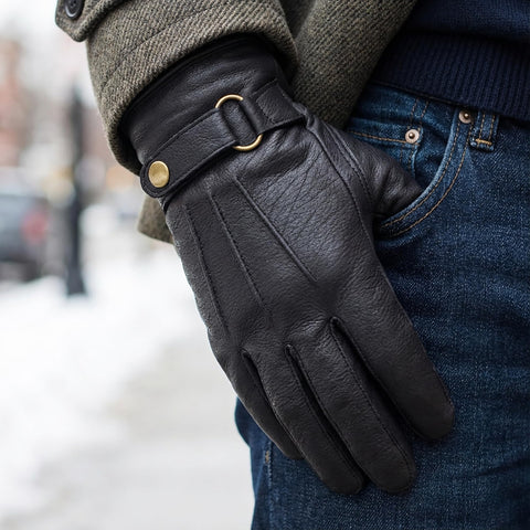 SKYDEER deerskin gloves with touchscreen tips to operate devices in cold weather.