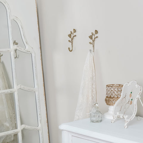 SOFFEE DESIGN dark gold finish hook pairs towels with a vintage farmhouse vibe.