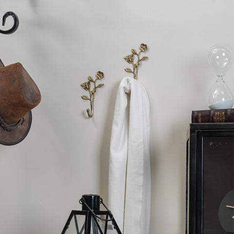 SOFFEE DESIGN 3D bee detail on wall hook adds rustic organization.