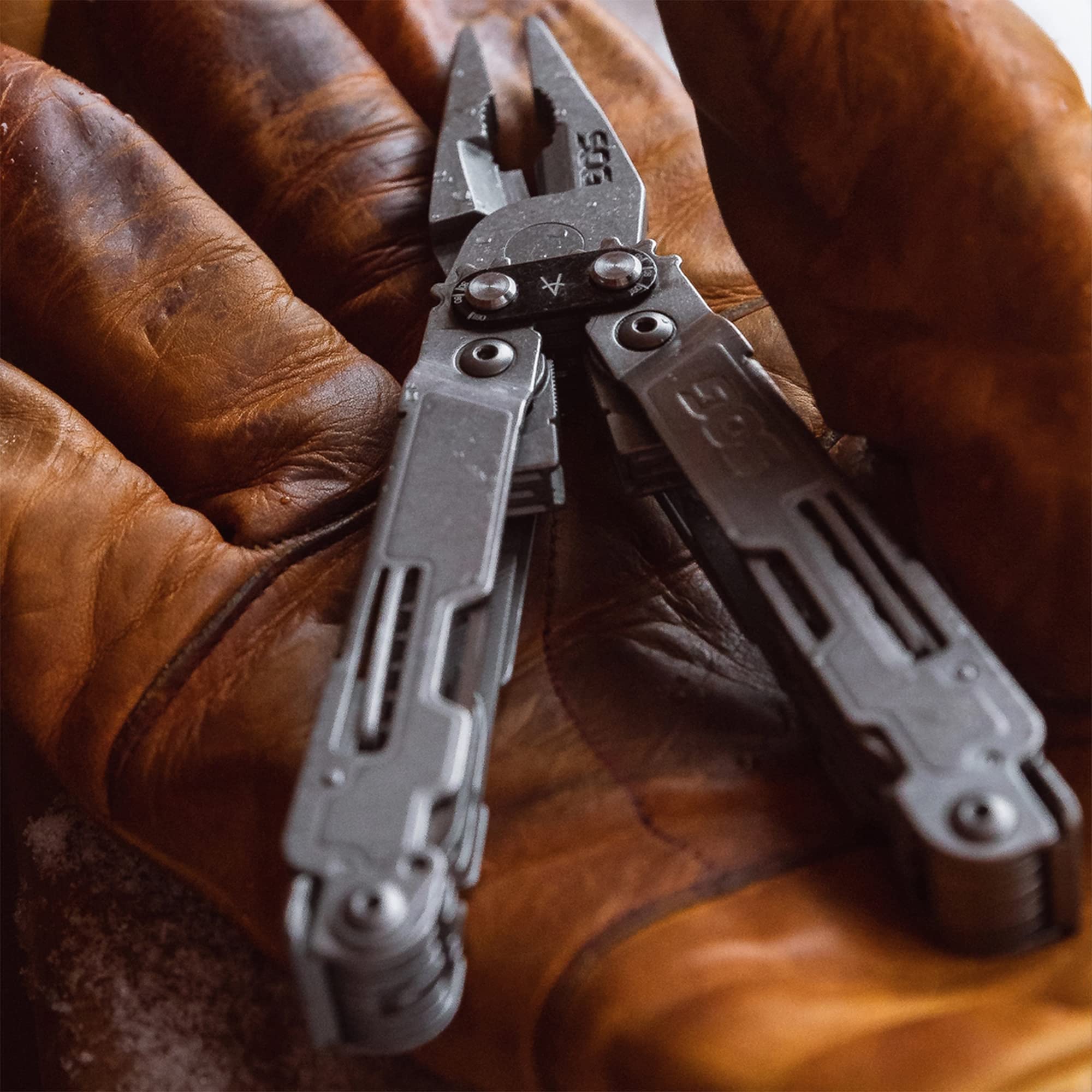 SOG PowerAccess Deluxe compound leverage enhances tool performance.