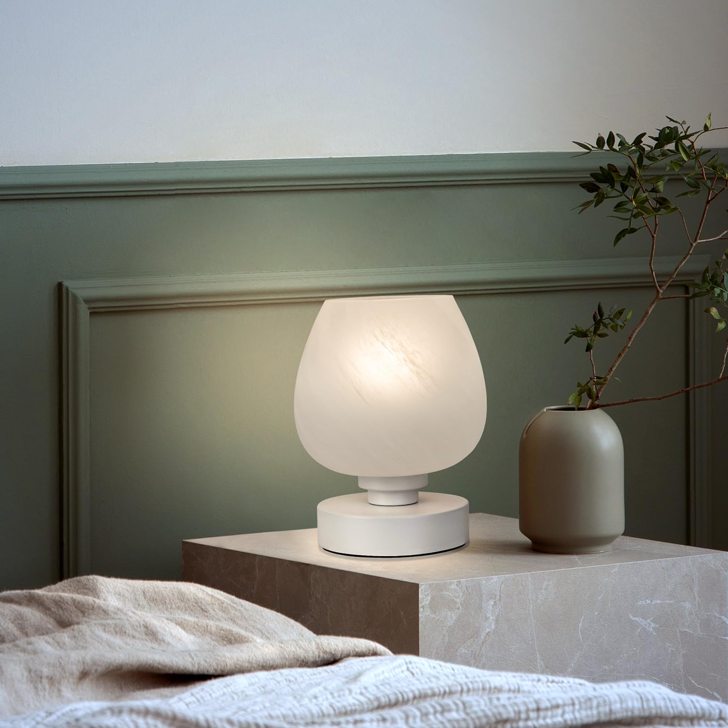 Soilsiu included E26 LED bulb ensures long lasting, flicker free illumination