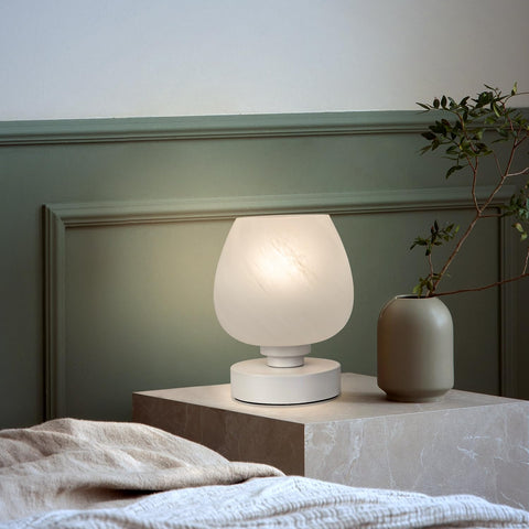 Soilsiu included E26 LED bulb ensures long lasting, flicker free illumination