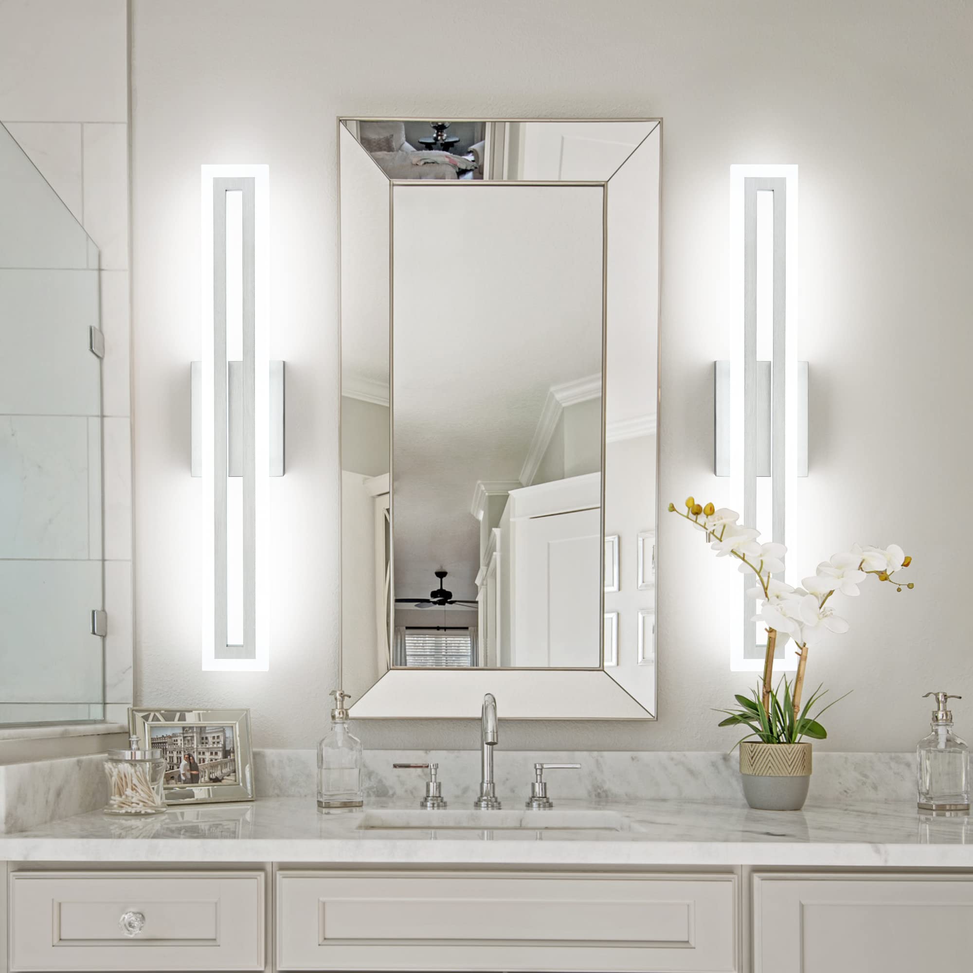 SOLFART energy-saving LED bath light for daily use.