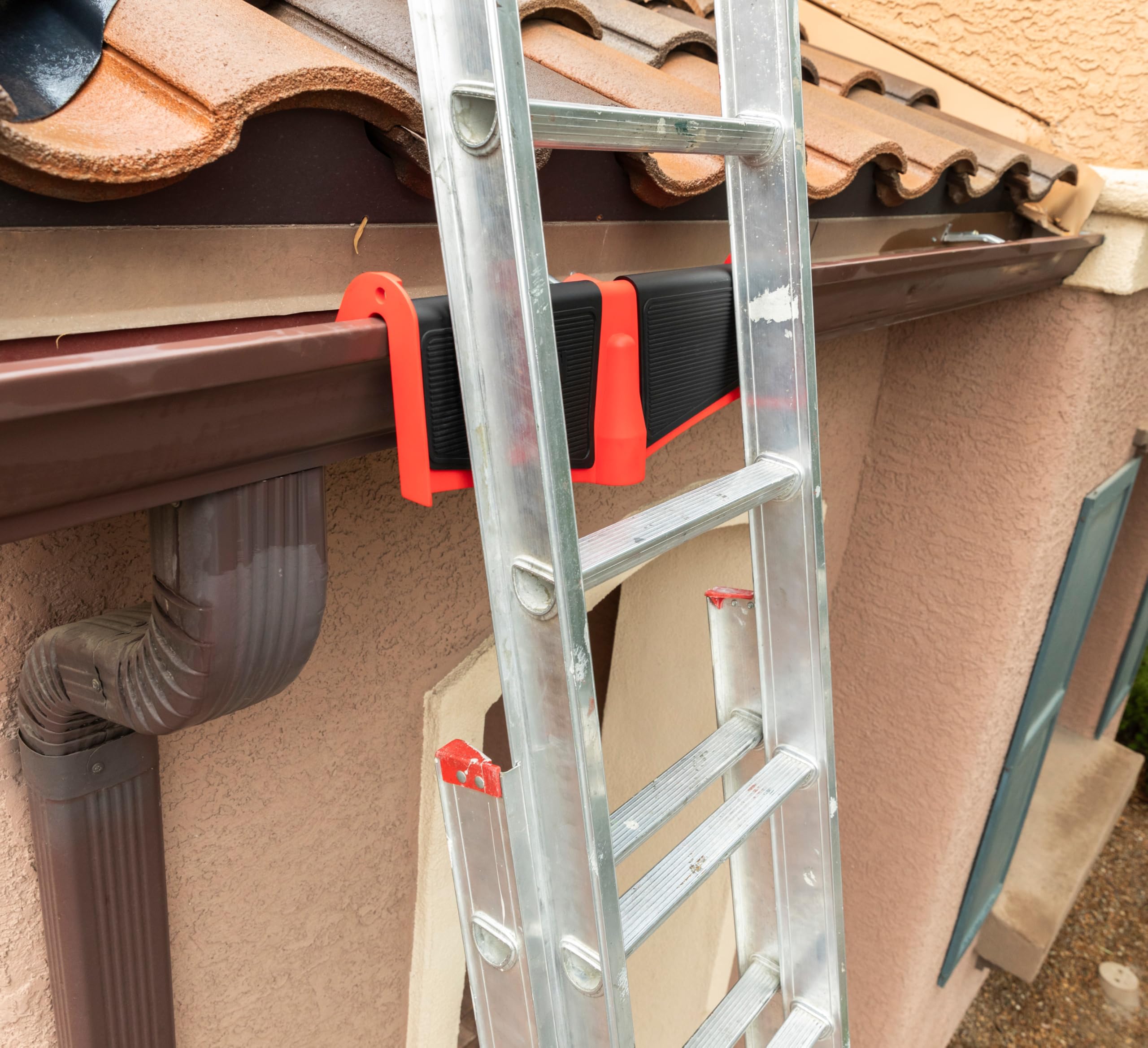 Front view highlighting PVC pads that reduce ladder slip