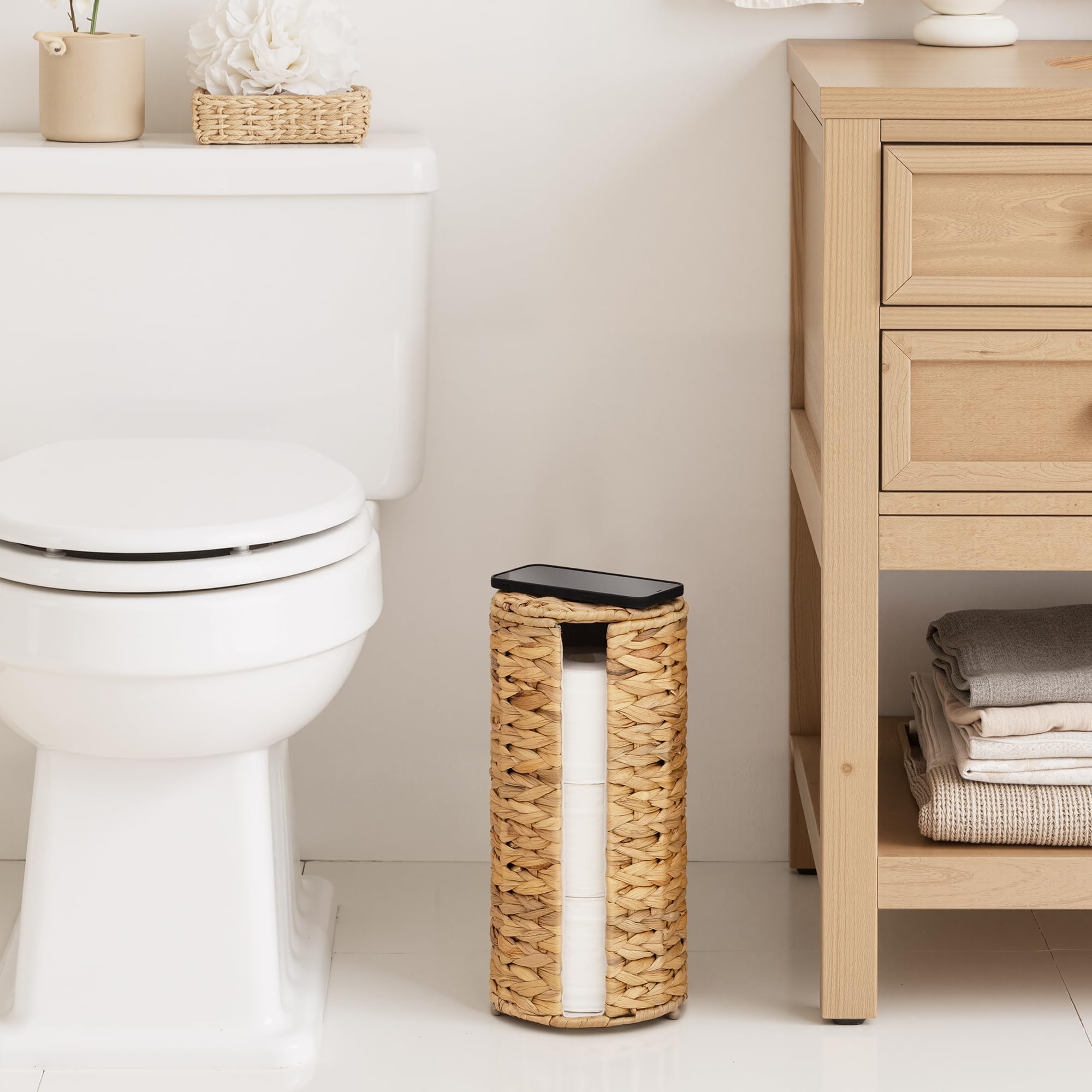 Natural texture enhances bathroom decor with subtle, inviting style