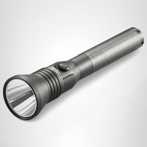 Streamlight Stinger rubberized grip ensures secure handling in wet conditions.