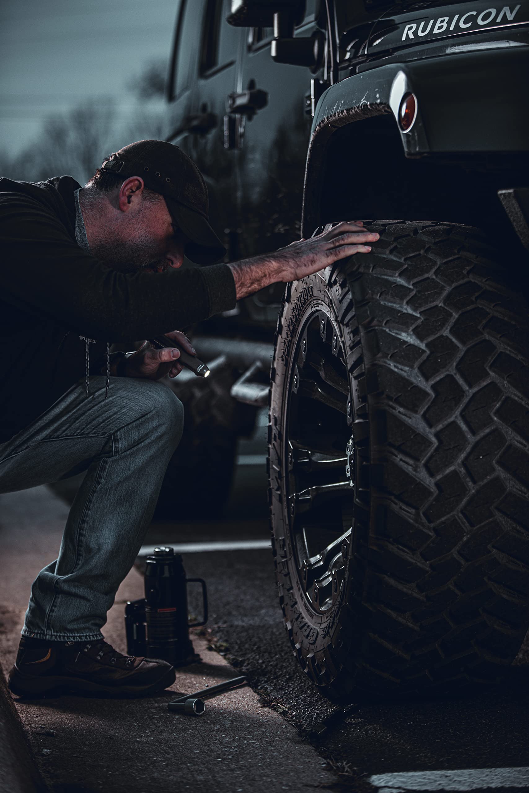 Streamlight Wedge compact ergonomic design fits in hand and pocket