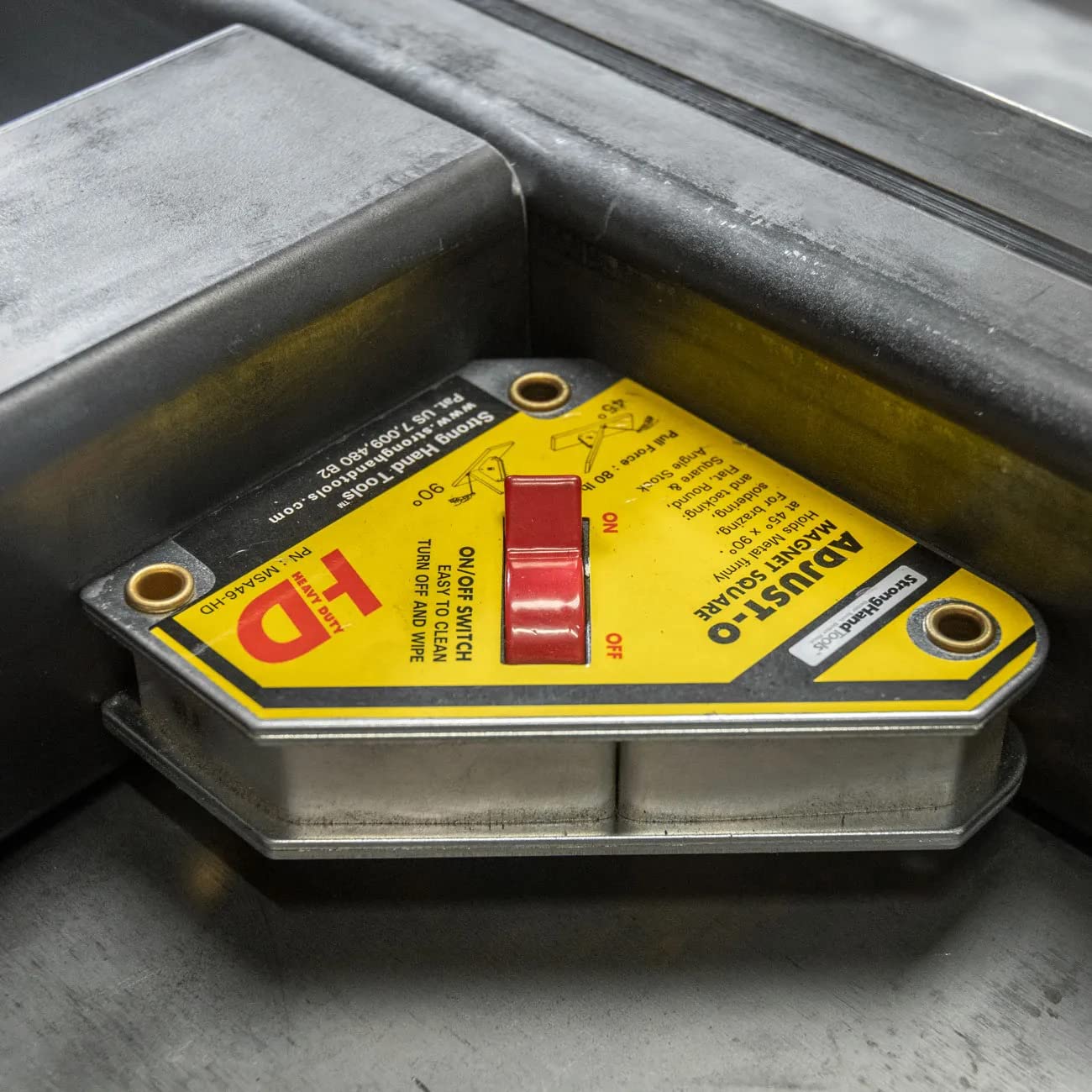 MSA46-HD magnet square grips metal workpieces at 90 degrees for precise layout