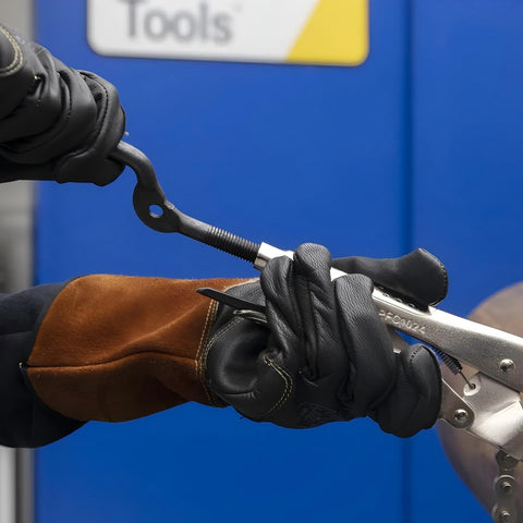 The Python precision alignment screws ensure snug pipe alignment during welding prep.