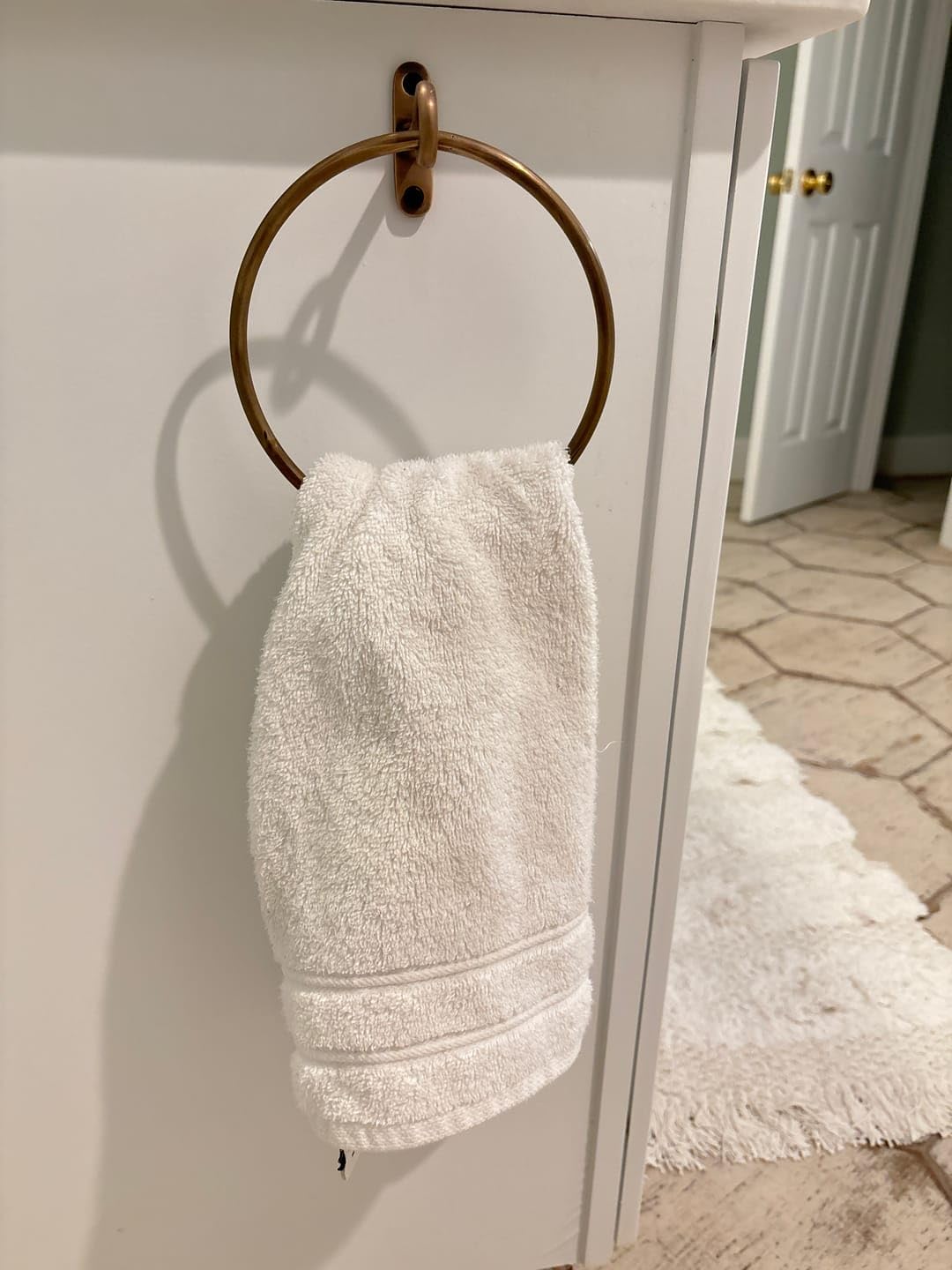 Stylentdecor easy-installation towel ring for quick bathroom setup.