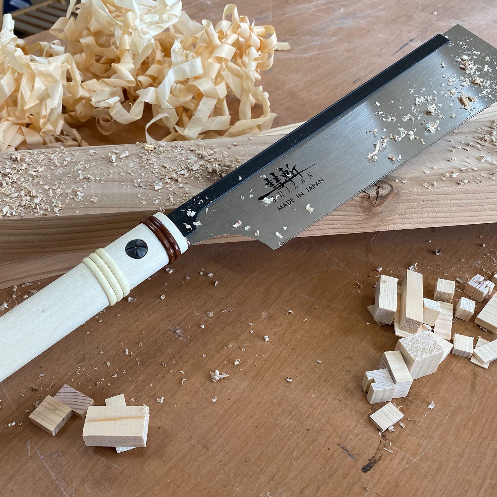 SUIZAN Dozuki in action offers clean, narrow kerf for detailed joinery.