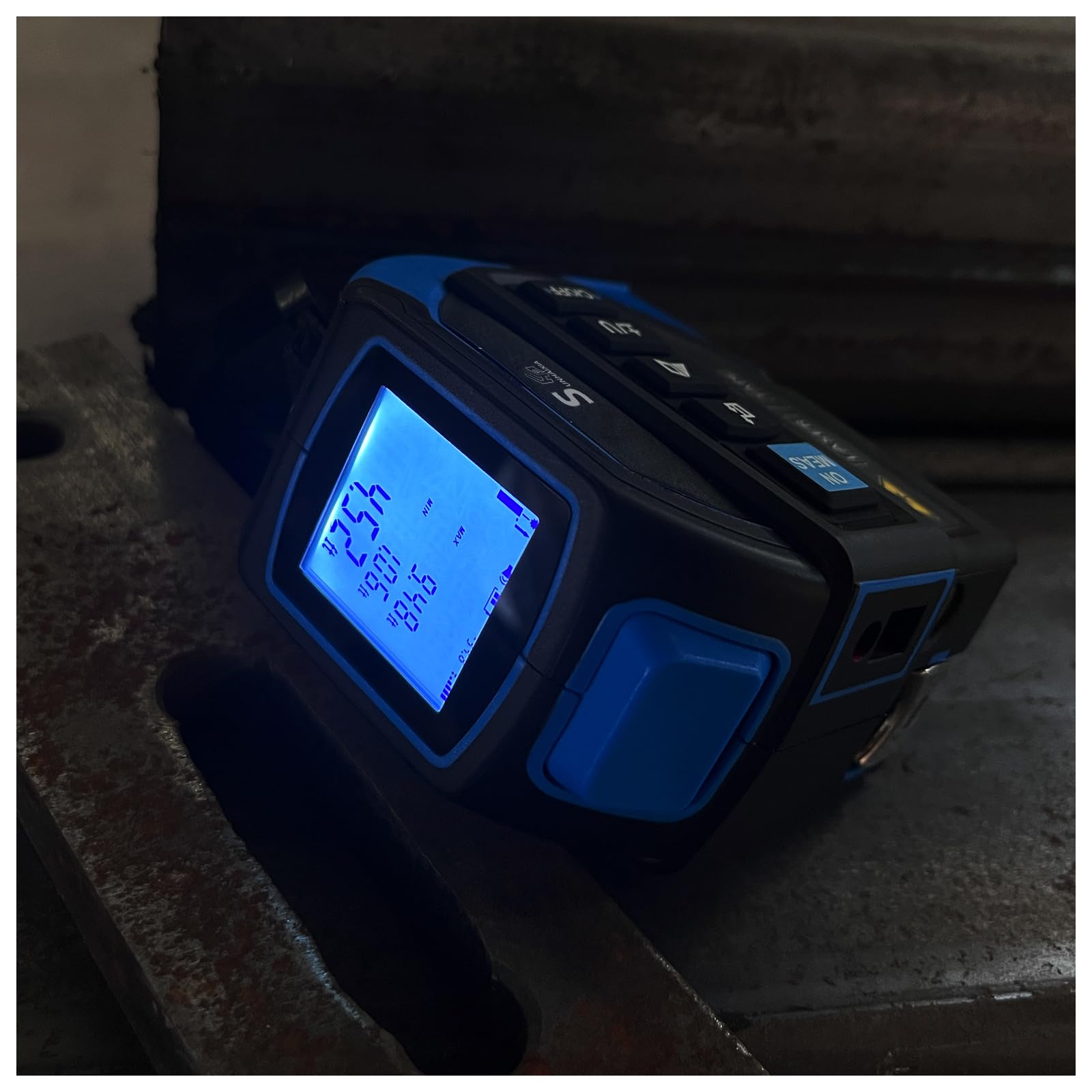 SUNHAIXIA backlit LCD display enables measurements in low light