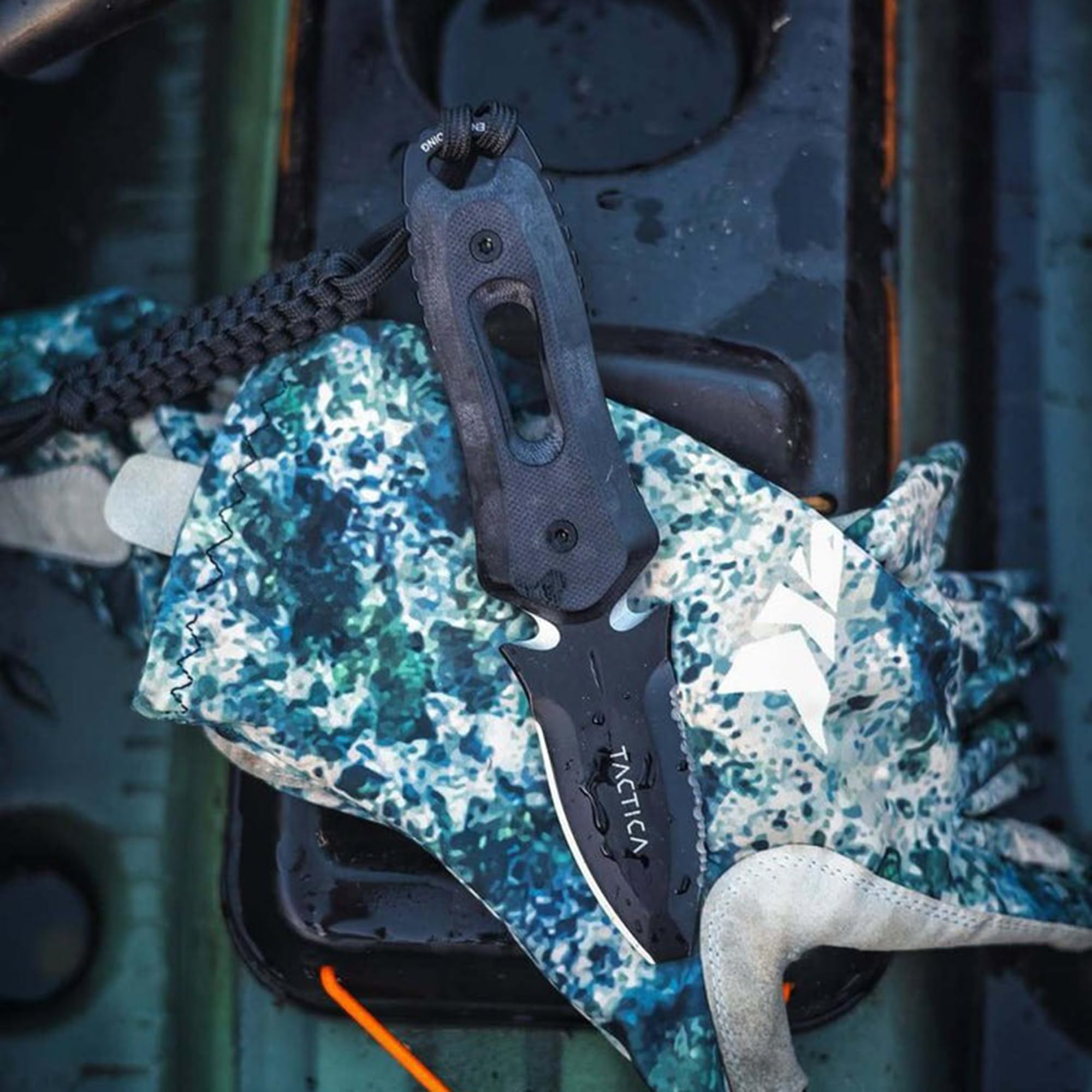 TACTICA K.220 MOLLE-compatible sheath supports versatile setup.