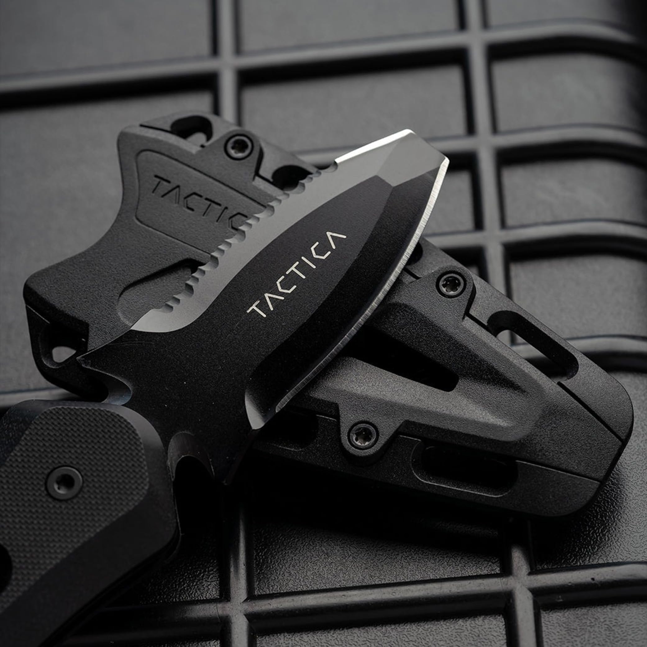 TACTICA K.220 rope and seatbelt cutters for rapid extrication.