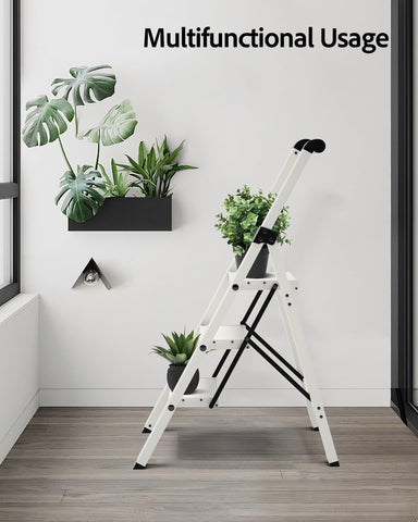 Taranta ladder weighs 7.5 lbs, easy one-handed carry.