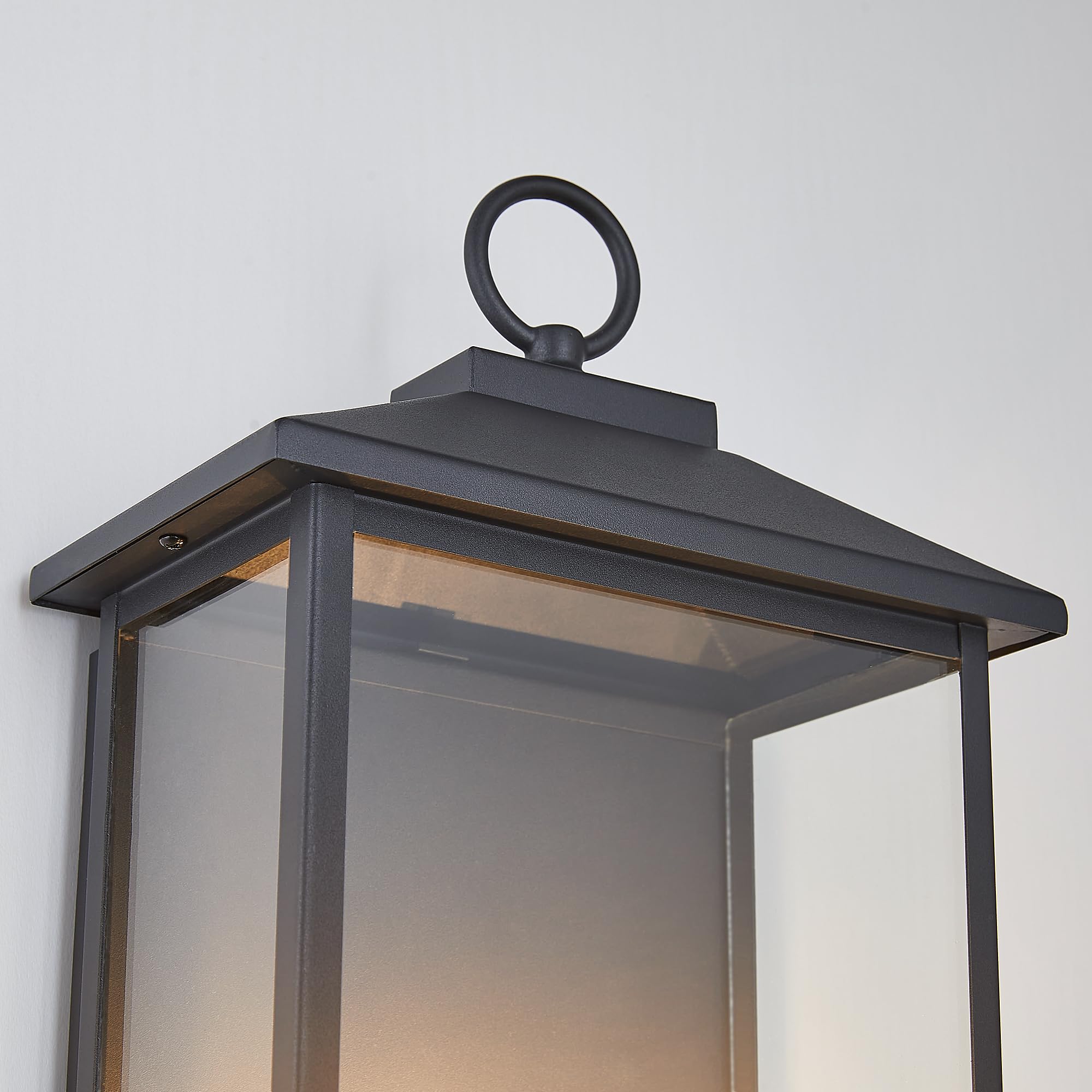 Tarentlight includes mounting hardware and clear setup instructions.