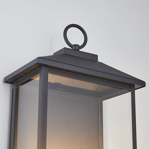 Tarentlight includes mounting hardware and clear setup instructions.