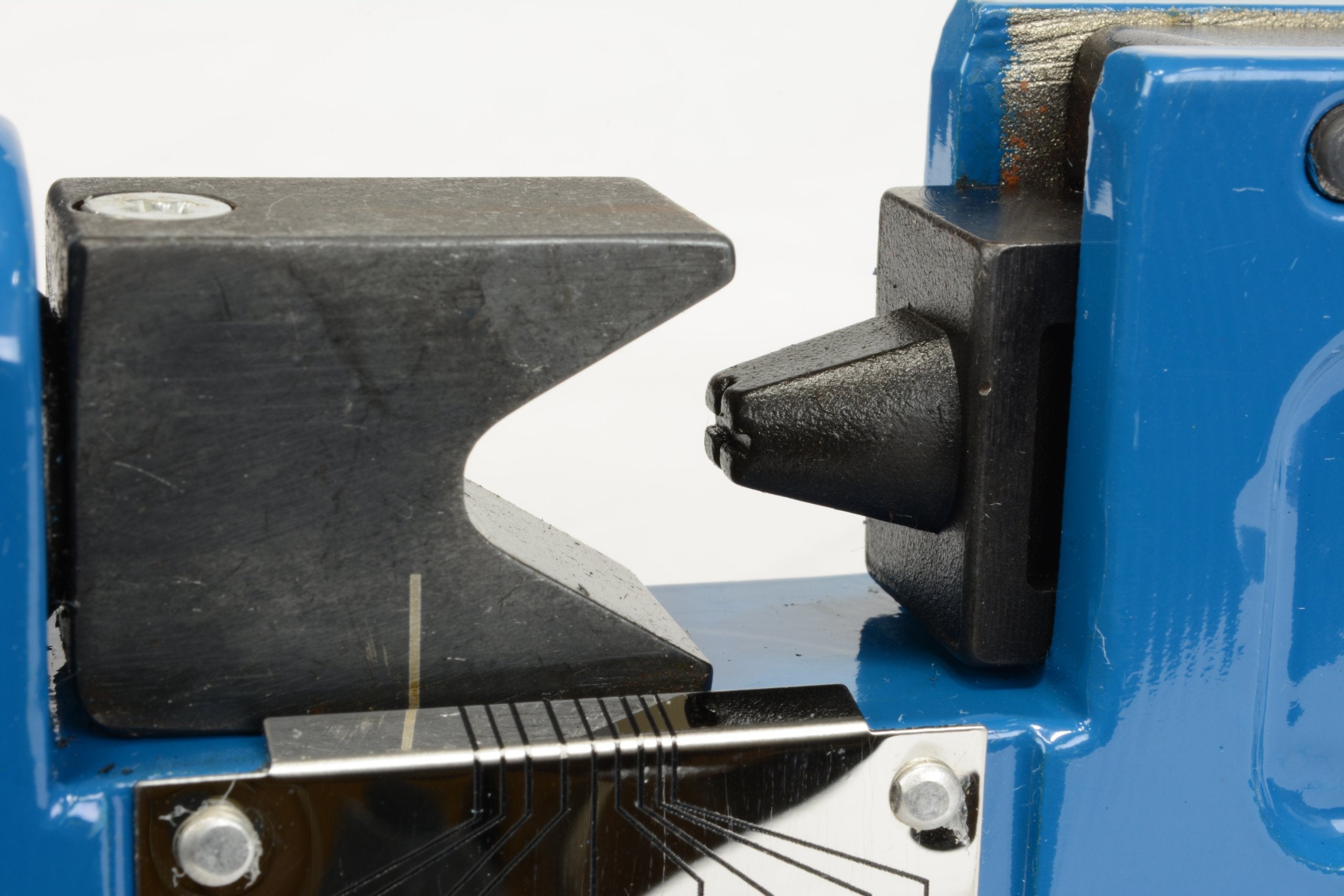 TEMCo heavy cast lug compatibility supports large terminals in tough jobs