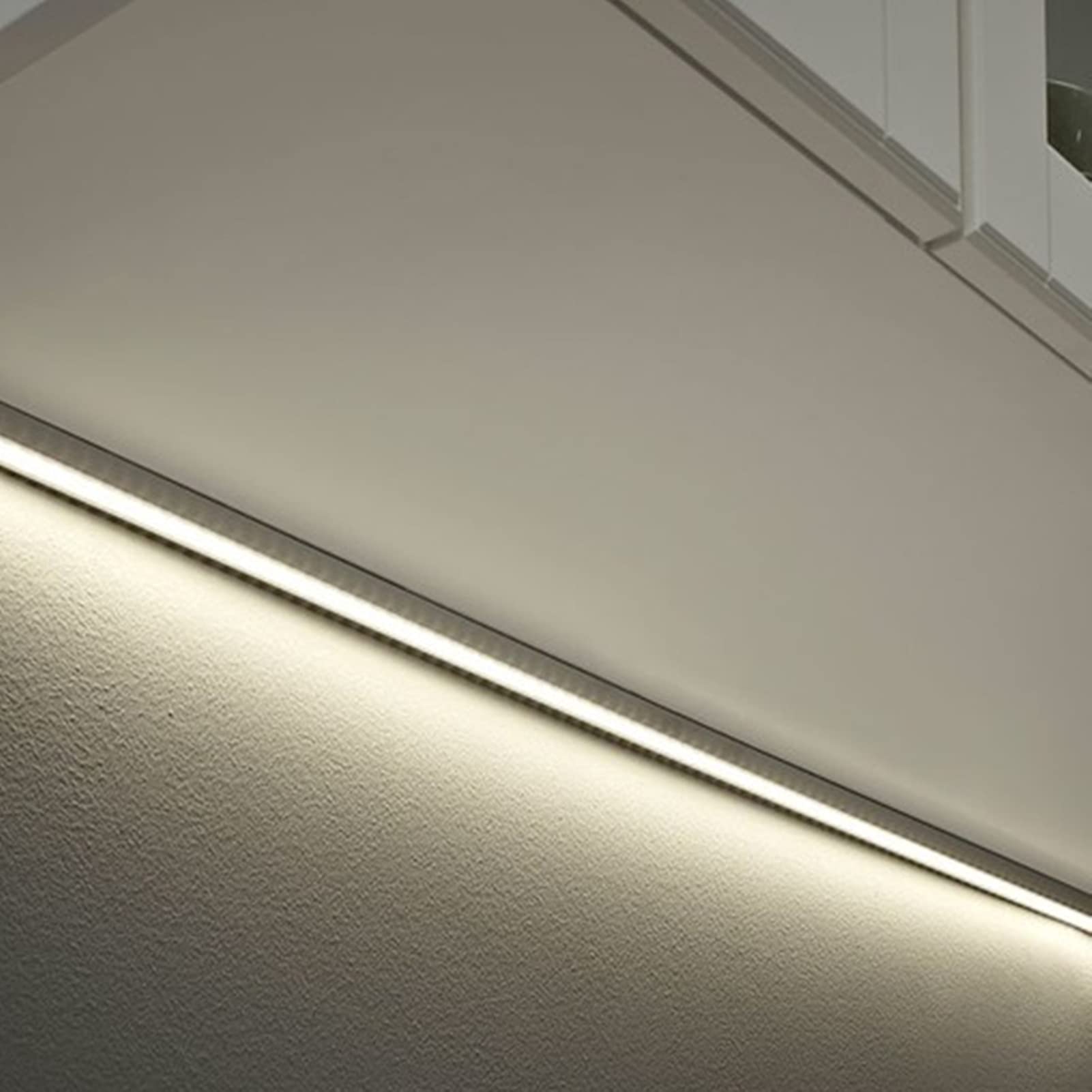 THMOOTHER 45-degree mitre guide aids precise corner installation