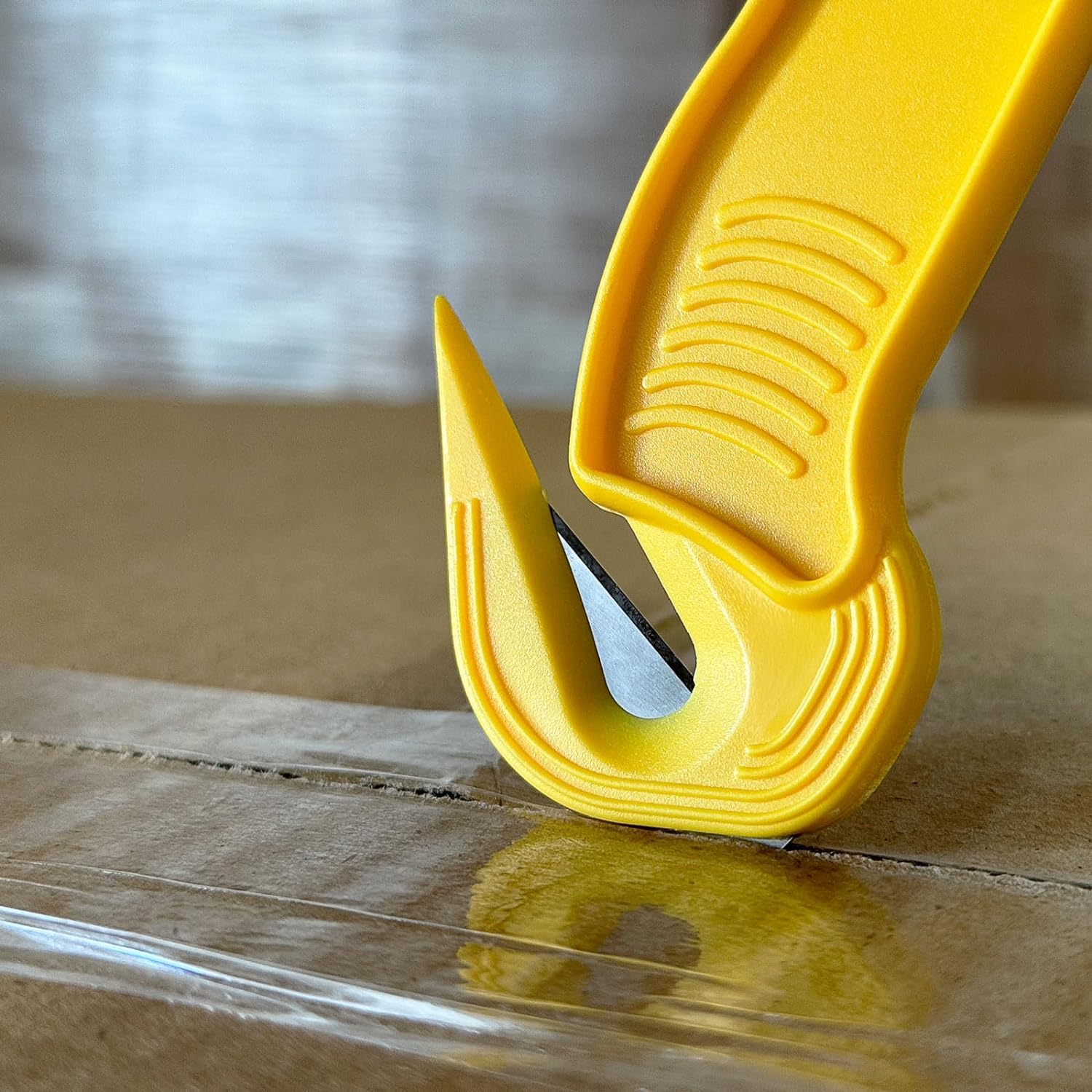 Pallet wrap cutting with Thornton's disposable film cutter in busy shipping environments