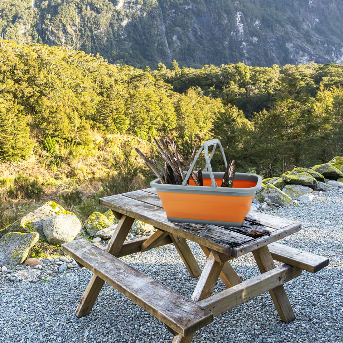 Each basin holds 8.5 liters for outdoor cleanup and quick tasks